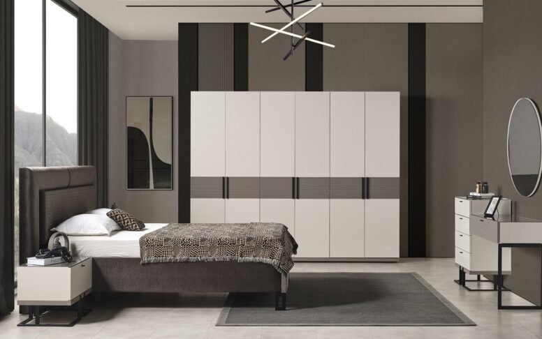 Antrasit Yatak Odası Takımı modern tarzı ve işlevsel yapısıyla yatak odanıza şıklık katıyor. Takım içeriğinde 1 adet geniş dolap, 1 adet başlıklı karyola ve 2 adet komodin bulunmaktadır. ISO 9001 kalite standartlarına uygun iskelet malzemesi ile üretilen bu takım, uzun ömürlü kullanım sunar. 160x200 cm ölçülerindeki karyola, baza fonksiyonu sayesinde ekstra depolama alanı sağlar. Dolap, askılıklı, raflı ve çekmeceli bölmeleriyle düzenli bir kullanım imkânı sunar. Antrasit tonların zarif uyumu modern ev dekorasyonuna sofistike bir görünüm katar. Ürün yüzeyleri kolay temizlenebilir olup yoğun kimyasal içermeyen temizleyicilerle pratik bakım yapılabilir. Tüm parçalar demonte olarak paketlenmiş şekilde gönderilir. Teslimat süresi 25-35 iş günü olup Türkiye’nin her bölgesine ve Avrupa ülkelerine güvenle ulaştırılır. Estetik, kalite ve fonksiyonelliği bir arada arayanlar için ideal bir yatak odası takımıdır.