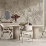 38 yıllık tecrübeyle tasarlanan masa ve konsollar, Özbay Mobilya yemek odalarında şıklığı öne çıkarır.