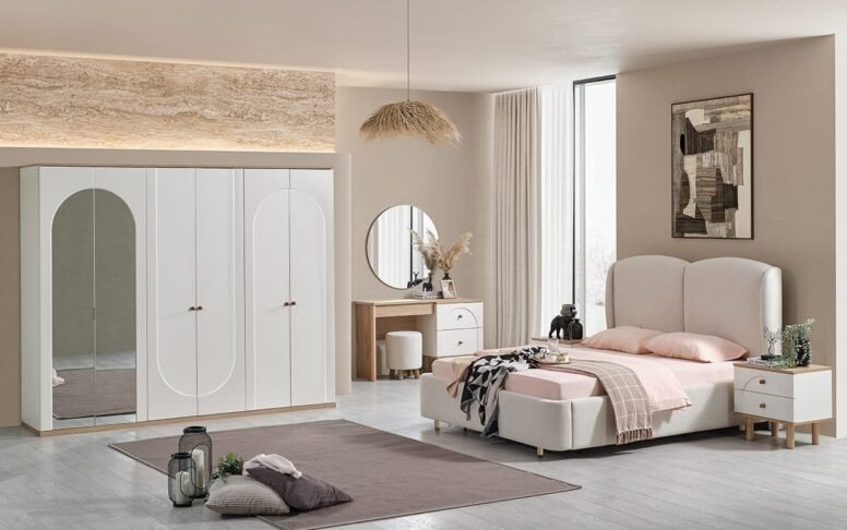 Şıklığı ve konforu birleştiren yatak odalarımız estetik görünüm sunar. Raflı dolap sistemi düzenli bir ortam oluşturur. Avrupa kalite standartlarında üretilmiştir.