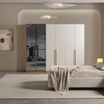 Modern tasarımıyla dikkat çeken yatak odası, doğal ahşap detayları ve zarif dokusuyla estetik bir görünüm sunar. Geniş dolap yapısı ve aynalı kapakları sayesinde hem şıklık hem de fonksiyonellik sağlar. Sağlam iskeleti ve kaliteli malzemesiyle uzun yıllar güvenle kullanılabilir.