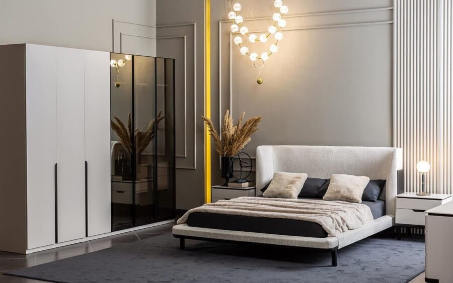 Modern yatak odası takımımız, sade çizgileri ve zarif detaylarıyla yaşam alanınıza ferahlık kazandırır. Geniş depolama alanına sahip dolap yapısı, düzenli bir kullanım imkânı sunar. Kaliteli malzemesi ve baza fonksiyonu ile hem şıklığı hem konforu bir arada yaşatır.