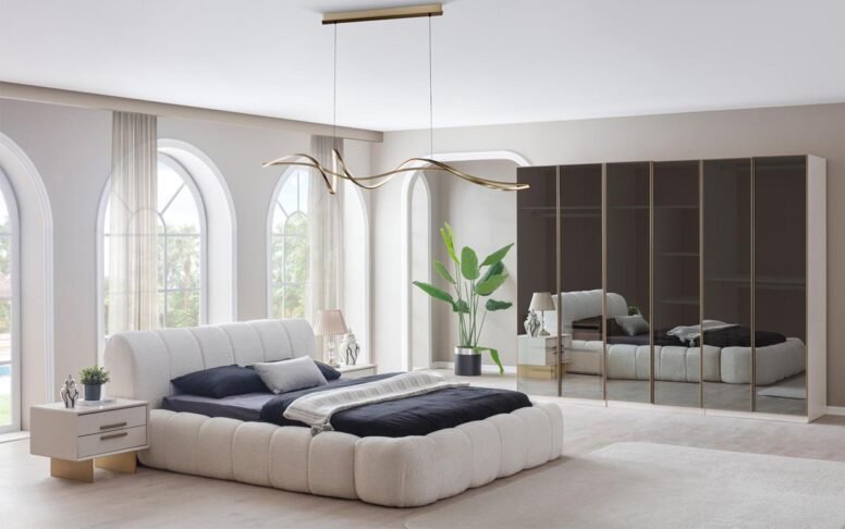 Özbay Mobilya’dan aldığımız yatak odası takımı hem şık hem de kaliteli. Bazalı karyola sayesinde depolama derdimiz kalmadı.