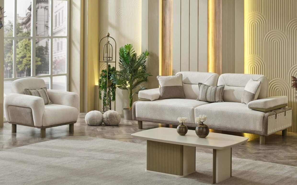 Fırınlanmış gürgen iskeletli koltuk takımı, zarif duruşu ve kaliteli işçiliğiyle yaşam alanlarını yeniler.