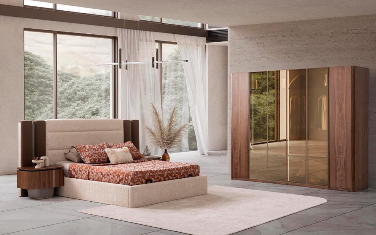 Şıklığı ve işlevselliği bir arada sunan bu yatak odası takımı, modern yaşam alanlarına zarif bir dokunuş katıyor. Takım içeriğinde 1 adet geniş dolap, 1 adet başlıklı karyola ve 2 adet komodin yer almaktadır. 160x200 ölçülerindeki bazalı karyola, ekstra depolama alanı sağlayarak düzenli bir yatak odası deneyimi sunar. Dolap içeriğinde askılık, raf ve çekmece bölmeleri bulunmakta olup, kıyafet ve eşyalarınızı kolayca organize etmenize yardımcı olur. ISO 9001 Avrupa kalite standartlarında üretilmiş sağlam iskelet yapısı sayesinde uzun yıllar güvenle kullanılabilir. Modern tasarımıyla hem estetik hem de fonksiyonel olan bu takım, kolay temizlenebilir yüzeyiyle de pratiklik sağlar. Tüm parçalar demonte şekilde paketlenmiş olarak gönderilir ve kolay kuruluma uygundur. Teslimatlar 25-35 iş günü içerisinde gerçekleştirilmekte olup, ürünümüz tüm Türkiye ve Avrupa ülkelerine güvenle ulaştırılmaktadır.