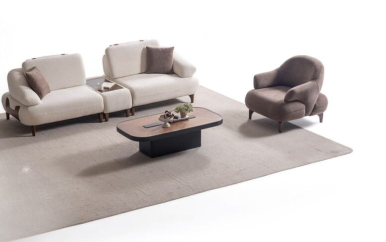 Kumaş kalitesiyle öne çıkan koltuk takımı, zarif detayları ve yatak olabilme özelliğiyle çok yönlüdür.