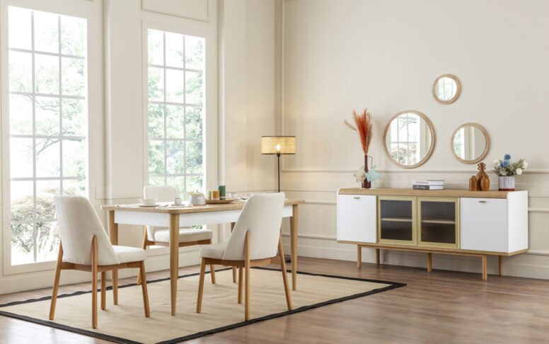 Açık tonları ve doğal ahşap detaylarıyla bu yemek odası takımı, ferah ve modern bir yaşam alanı oluşturur. Sade çizgilerle tasarlanan masa ve konforlu sandalyeler, zarif görünümüyle her dekora uyum sağlar. Özbay Mobilya kalitesiyle üretilen bu takım, şıklığı ve işlevselliği bir arada sunar.